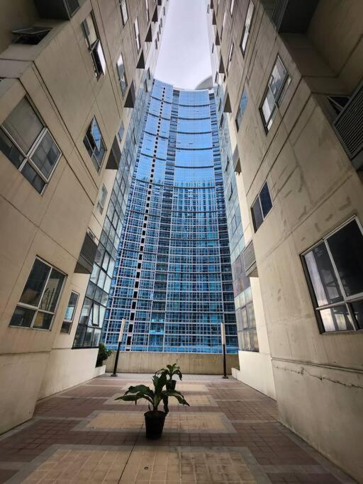 Enjoy Bgc Sunset And Golf Course View 2 Bedroom Loft With 100Mbps Internet Connection Manila Eksteriør bilde