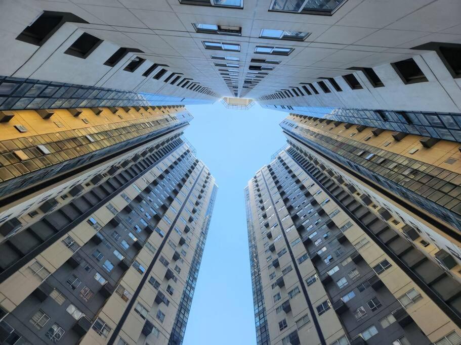 Enjoy Bgc Sunset And Golf Course View 2 Bedroom Loft With 100Mbps Internet Connection Manila Eksteriør bilde